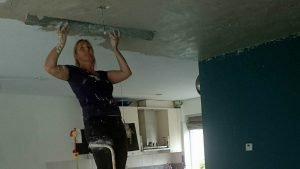 Nicole Prins plafond woonkamer en keuken stucen klusvrouw 1